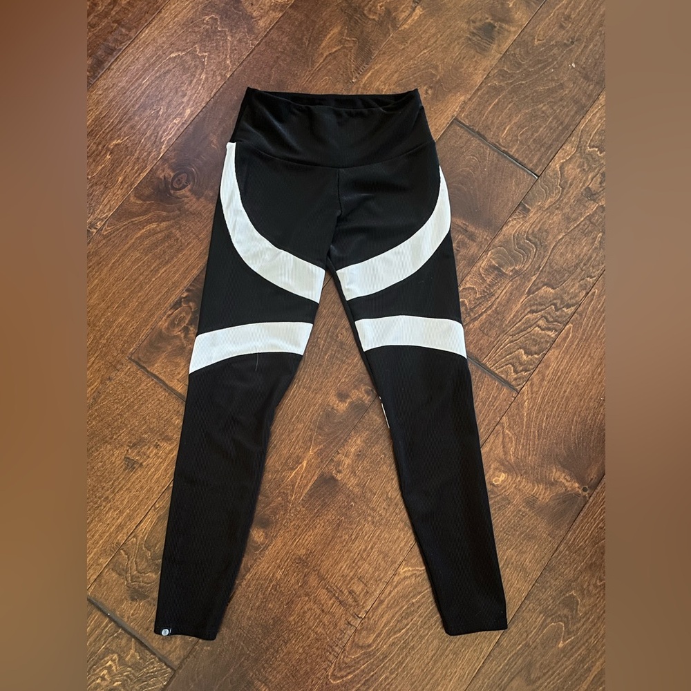 Onzie Black and White Size S/M Leggings